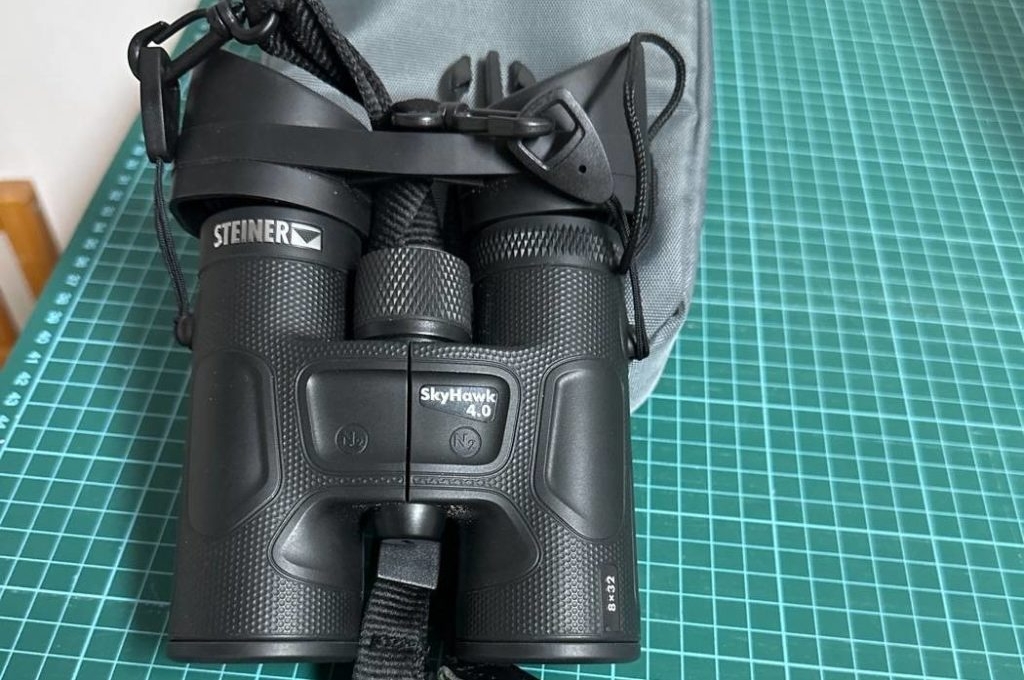 Fernglas-Test: Ein schwarzes Modell von Steiner liegt auf der dazugehörigen hellgrauen Stoff-Aufbewahrungstasche.