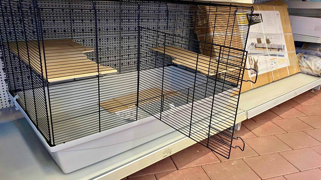 Hamsterkäfig-Test: Blick auf einen aus Metall und Kunststoff gefertigten Käfig. 