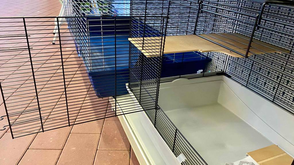 Hamsterkäfig im Test: Blick auf die geöffnete Tür des Käfigs.