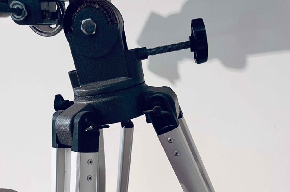 Detailaufnahme eines Stativ-Gewindes inklusive Ablage für Linsen von einem Teleskop im Test.