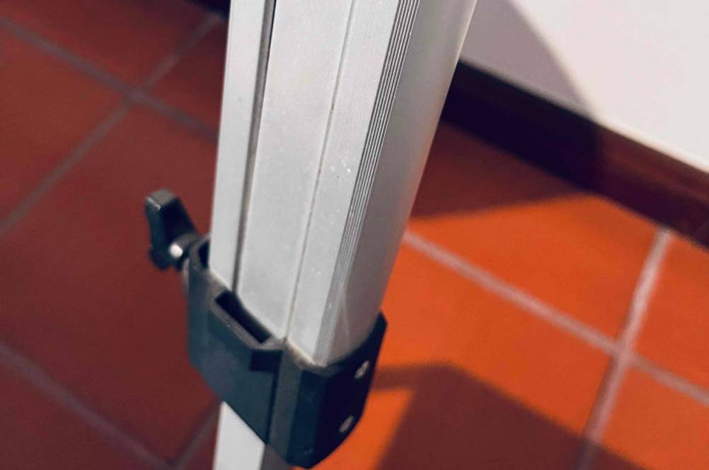 Detailaufnahme des verlängerbaren Standbeins eines getesteten Teleskops.