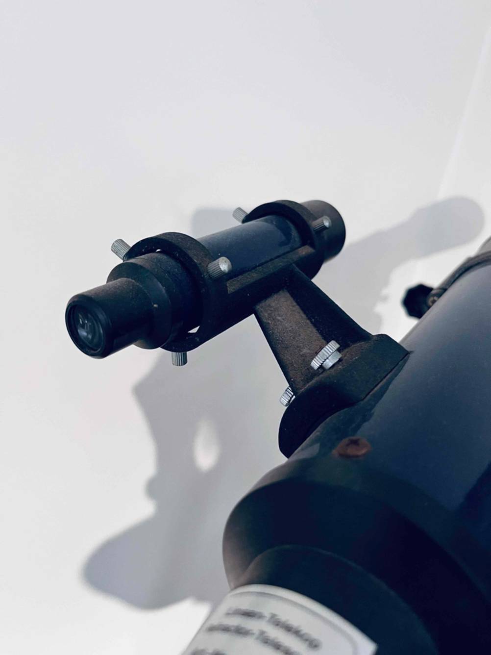 Detailansicht eines Teleskops im Test: Okular eines schwarzen Teleskops.