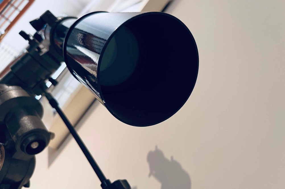 Detailaufnahme des Fernrohrs eines Teleskops im Test.