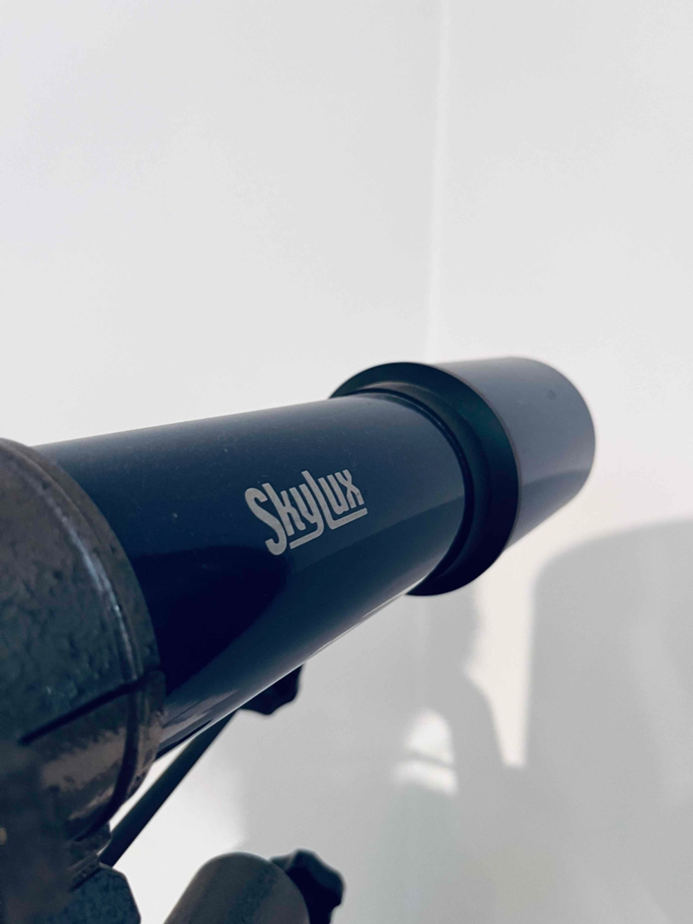 Auf einem getesteten Teleskop ist der Markenname aufgedruckt.