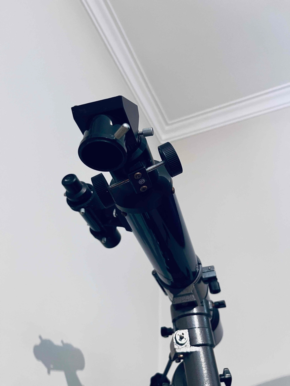 Blick von unten auf ein getestetes Teleskop.