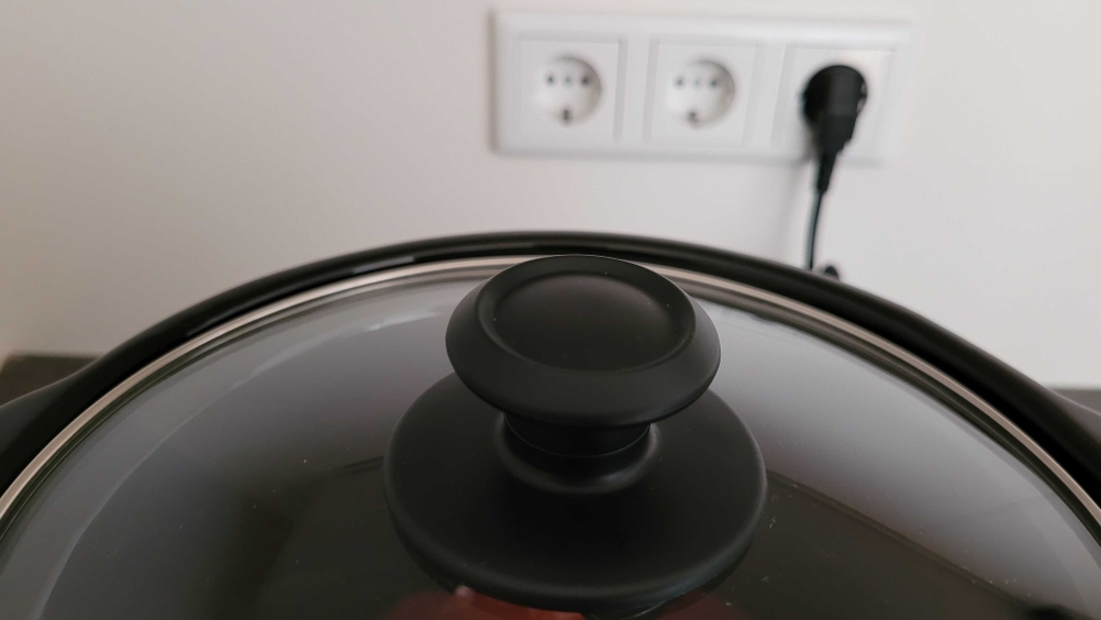Slow-Cooker-Test: Aufnahme des Deckels eines Slow-Cookers. 