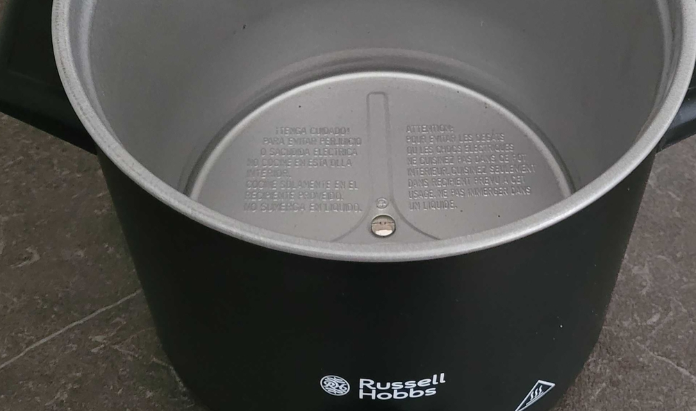 Slow-Cooker-Test: Nahaufnahme des Randes eines Slow-Cookers von Russell Hobbs. 