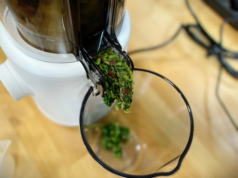 Der Hurom H310A gibt Trester nach dem Entsaften aus. Der ausgepresste Trester fällt in einen separaten Behälter.