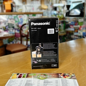 Die Verpackung des Panasonic MJ-L501KXE zeigt eine Liste der wichtigsten Funktionen, darunter langsames Entsaften und hohe Saftausbeute.