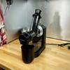 Der Philips HR1889/70 Slow Juicer steht auf einer Küchenarbeitsplatte. Das Gerät ist angeschlossen und einsatzbereit.