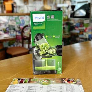 Seitenansicht der Verpackung des Philips HR1889/70 Slow Juicers. Ein Bild des Geräts im Einsatz mit frischen Äpfeln ist abgebildet.