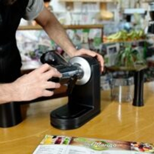 Ein Benutzer setzt den Philips HR1889/70 Slow Juicer zusammen. Das Gerät wird auf einem Tisch montiert.