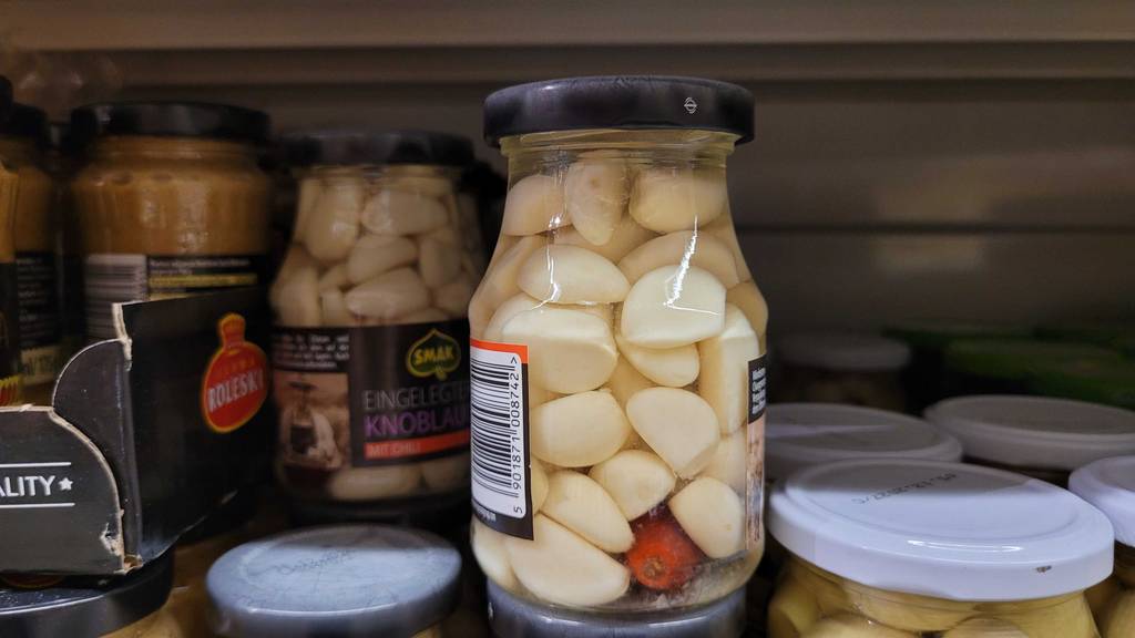 Im Test: Der eingelegte Knoblauch steht im Supermarkt in einem Regal.