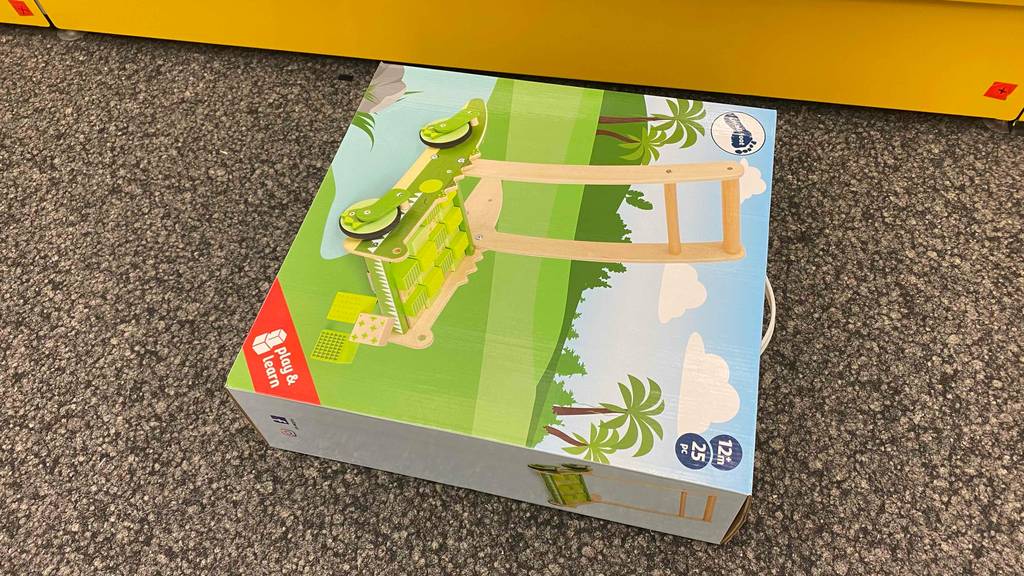 Lauflernwagen getestet: Verpackung liegt auf dem Boden.