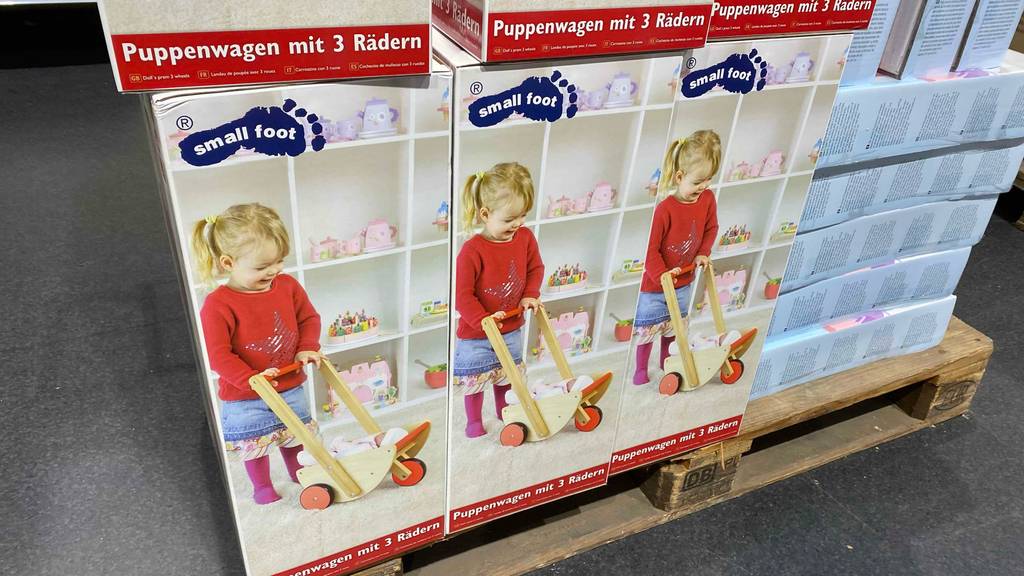 Puppenwagen aus Holz getestet: Einige Kartons stehen nebeneinander.