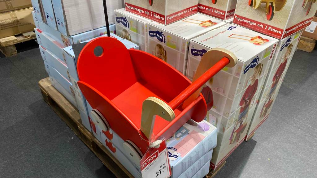 Puppenwagen aus Holz im Test: Puppenwagen hat eine rote Farbe.