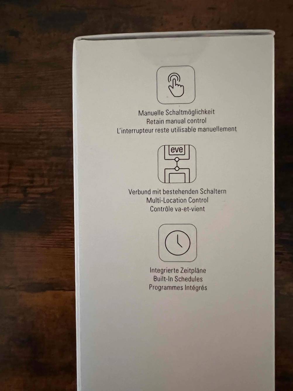 Smart-Home-Lichtschalter getestet: Seitenansicht einer Originalverpackung mit Inforgrafiken.
