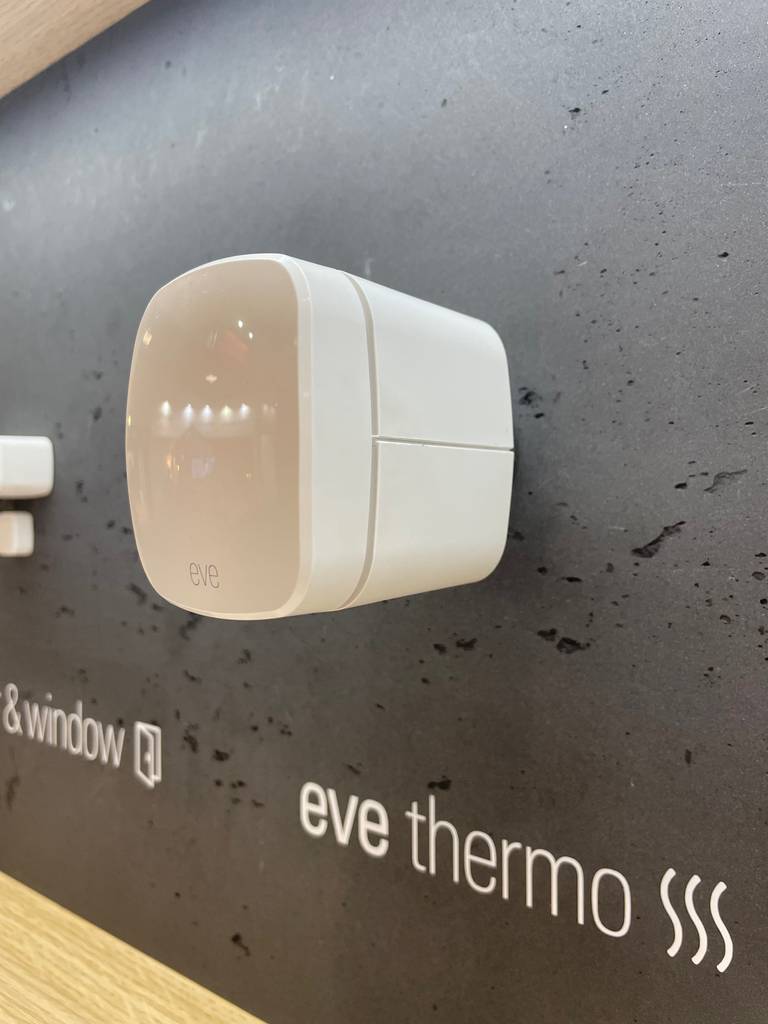 Smart-Home-Thermostat im Test: Seitenansicht des Thermostats.