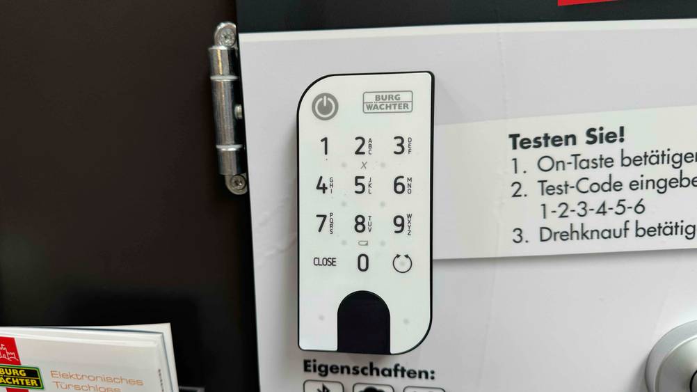 Nahaufnahme der Tasten eines smarten Türschlosses im Test.