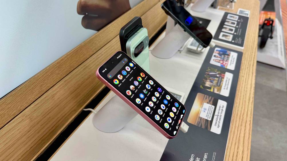 Seitenansicht des getesteten Smartphone 128GB auf einem Ständer.