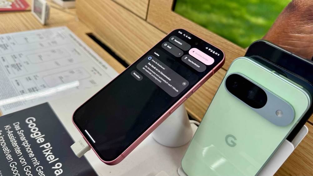 Das Smartphone 128GB im Test von leicht seitlich auf eine Ständer.