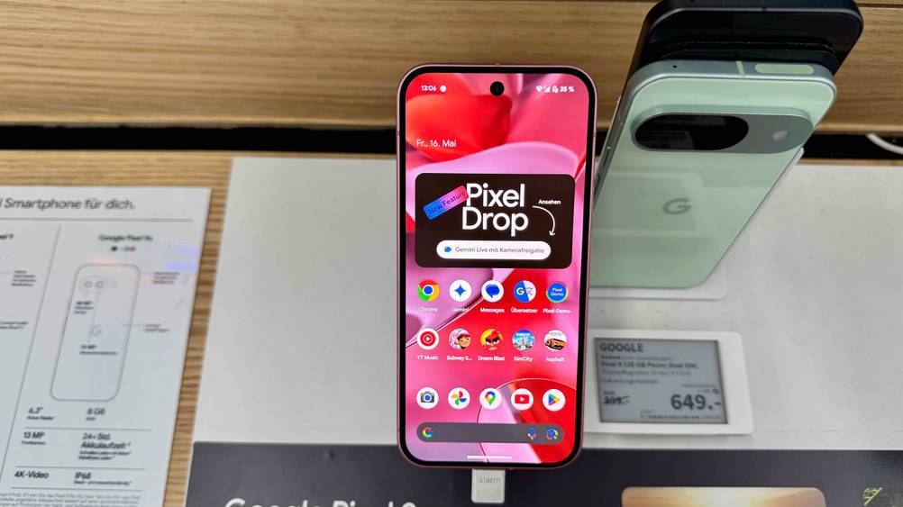 Ein getestetes Smartphone 128GB von oben in einem Ständer mit Preisangabe daneben.