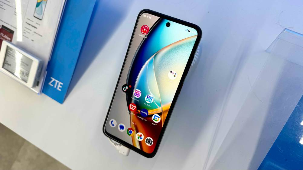 Das Smartphone bis 150 Euro im Test auf einem Ständer auf einer weißen Fläche.