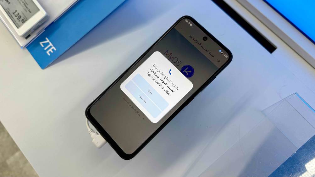 Ein getestetes Smartphone bis 150 Euro von oben mit angeschaltetem Display.