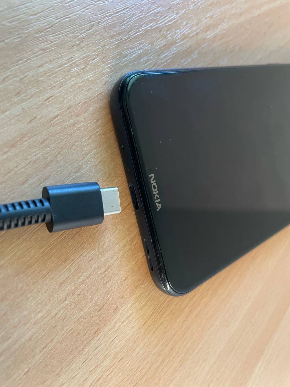 Smartphone bis 300 Euro getestet: Nahaufnahme des Stromanschlusses.