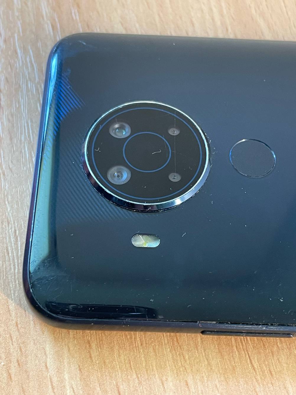 Smartphone bis 300 Euro im Test: Nahaufnahme der Kamera auf der Rückseite.