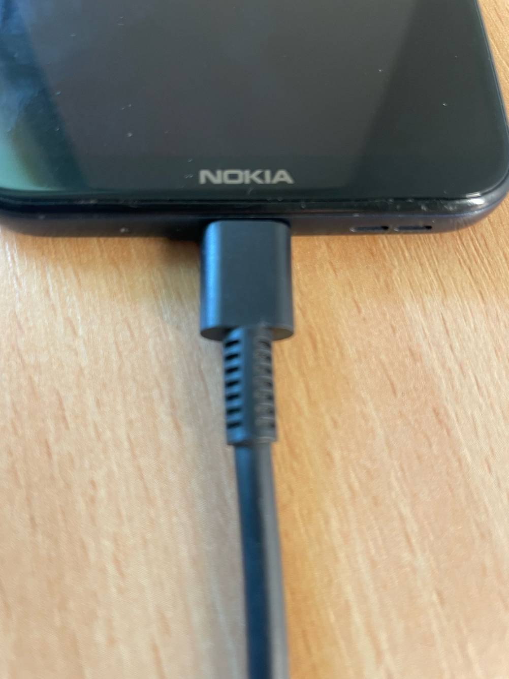 Im Test: Nahaufnahme des eingesteckten Stomkabels des Smartphone bis 300 Euro.