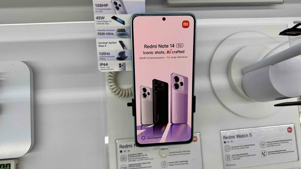 Smartphone bis 350 Euro im Test: Ein Gerät auf einem Ständer von oben.