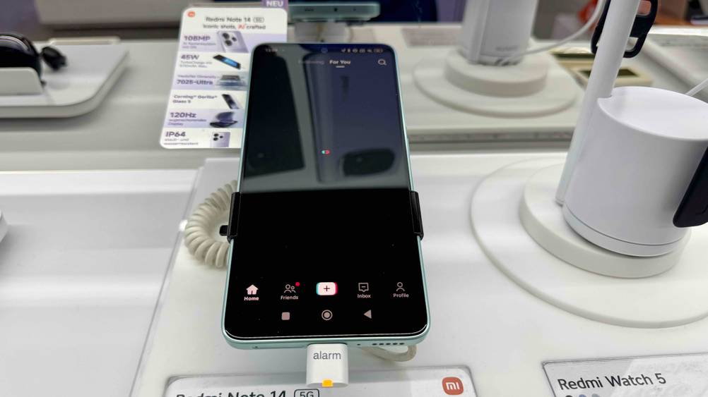 Getestet: Ein Smartphone bis 350 Euro von vorne auf einem Ständer.