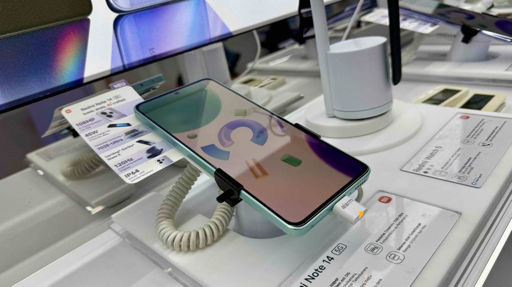 Ein getestetes Smartphone bis 350 Euro auf einer Verkaufsfläche auf einem Ständer mit Informationen von der Seite.