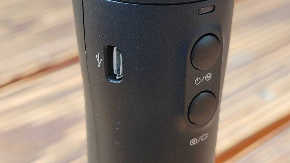 Smartphone-Gimbal getestet: Nahaufnahme der Bedienelemente am Griff.