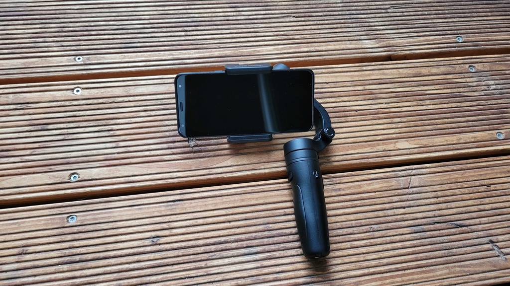 Ein Handy ist an einem getesteten Smartphone-Gimbal befestigt.