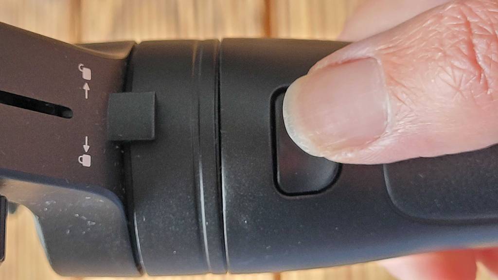 Ein Smartphone-Gimbal im Test: Der Neigungswinkel von einem Smartphone-Gimbal wird mit einem Knopfdruck verstellt. 