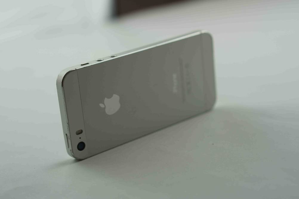 Smartphones bis 200 Euro getestet: Ein Gerät steht auf der Seite auf einer hellen Oberfläche.