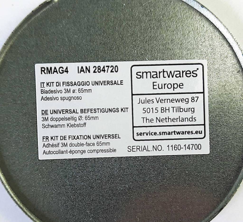 Auf einem getesteten Rauchmelder-Magnethalter ist ein Aufkleber mit Informationen zum Produkt.