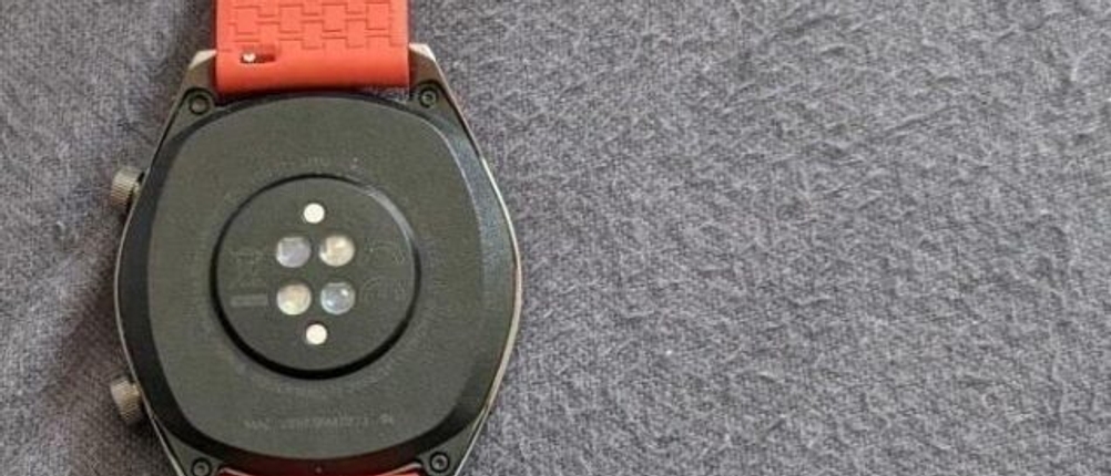 Wir sehen die hintere Seite einer getesteten Smartwatch.