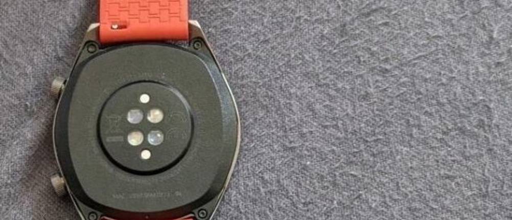 Wir sehen die hintere Seite einer getesteten Smartwatch.