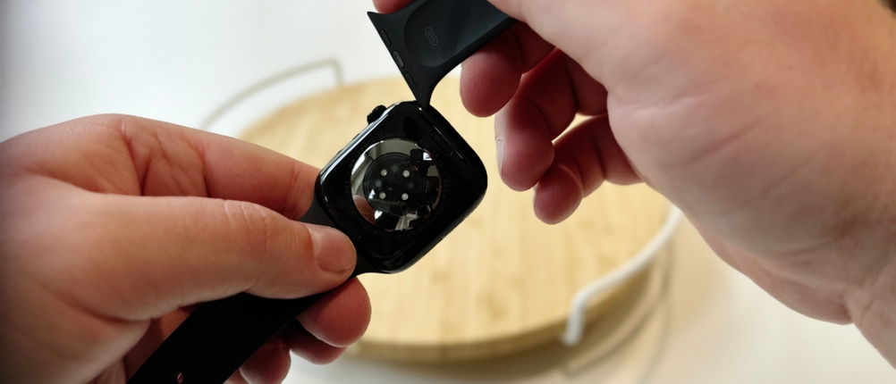 Die Person setzt einen Teil des austauschbaren Armbands der Apple Watch Series 11 ein.
