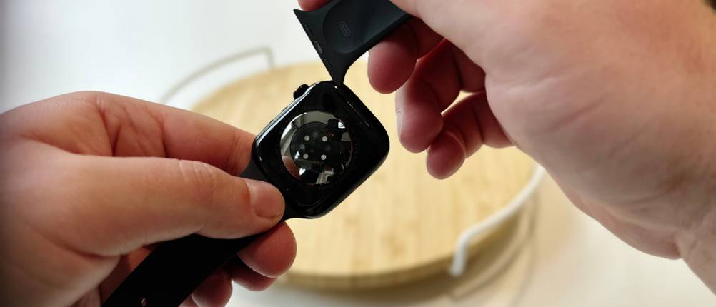Die Person setzt einen Teil des austauschbaren Armbands der Apple Watch Series 11 ein.