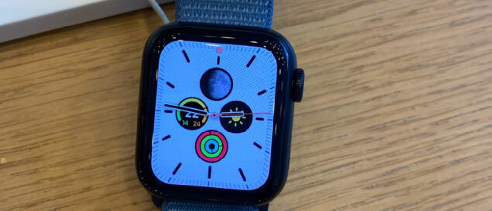 Eine getestete Smartwatch angeschaltet auf einer Holzfläche.