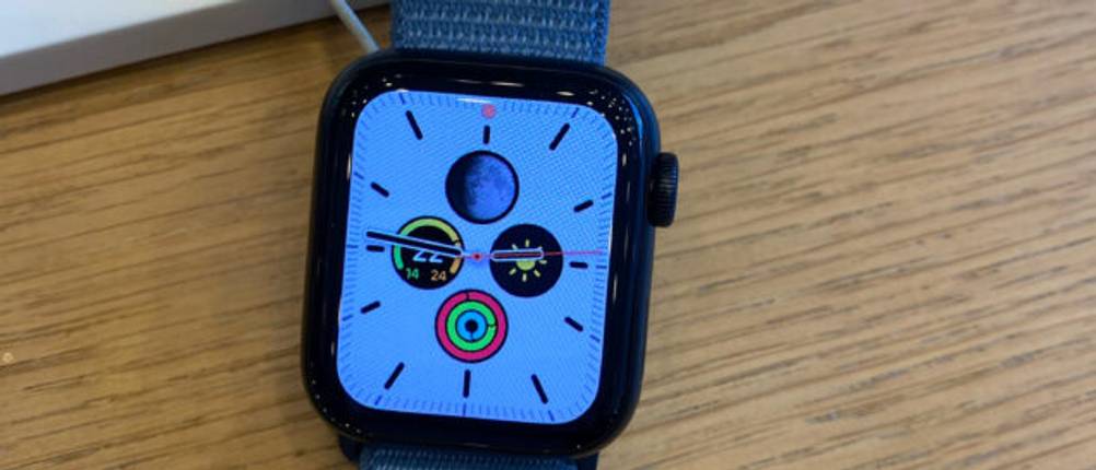 Eine getestete Smartwatch angeschaltet auf einer Holzfläche.