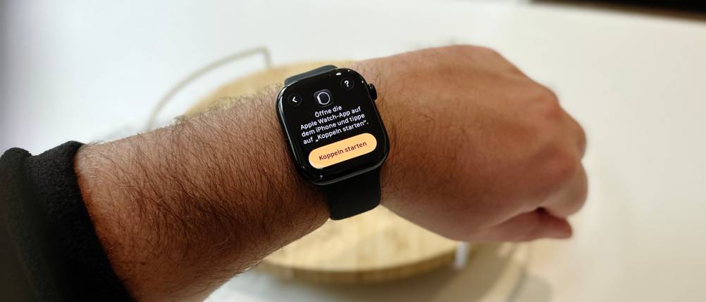 Die Person trägt die Apple Watch Series 11 am linken Handgelenk und zeigt einen Schritt im Koppelungsprozess zwischen der Smartwatch und ihrem Telefon.