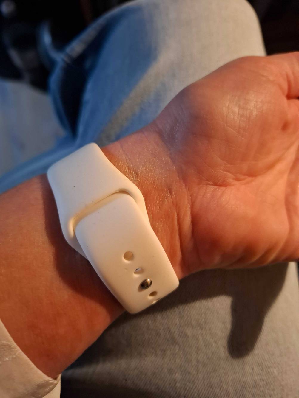 An einem Handgelenk befindet sich der Verschluss einer getesteten Smartwatch Damen.