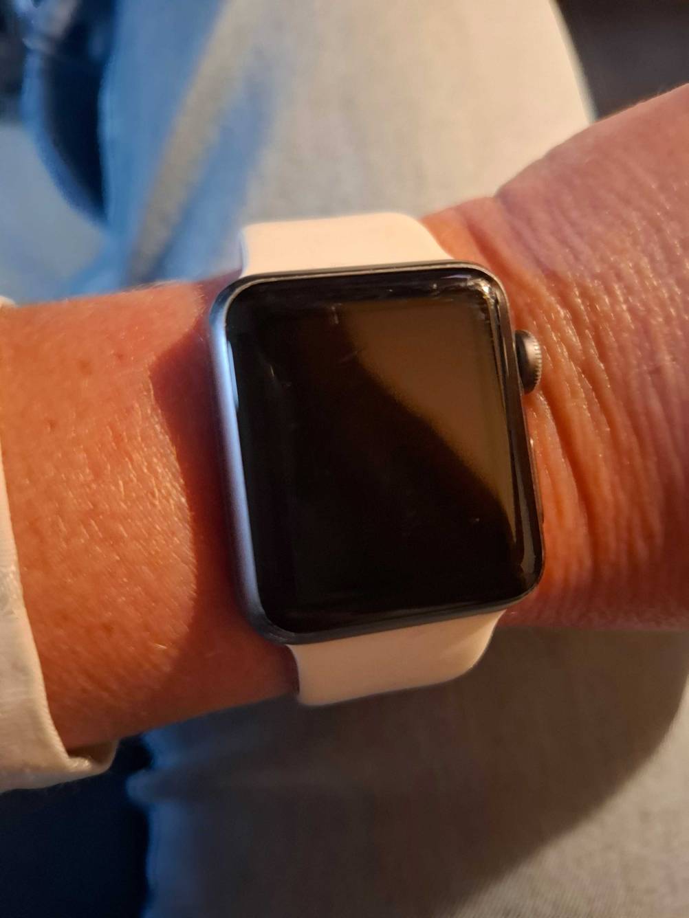 Eine getestete Smartwatch Damen an einem Handgelenk.