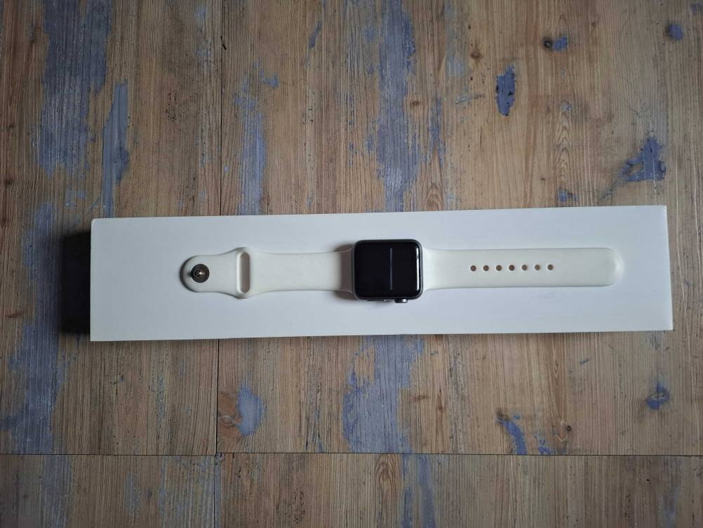 Getestet: Eine Smartwatch Damen liegt auf ihrer Originalverpackung.