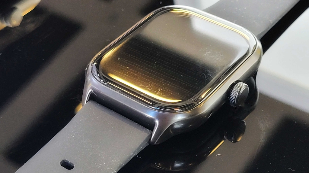 Ausgeschaltete Smartwatch für Damen im Test. 